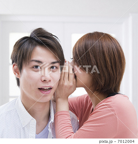 耳打ちの写真素材 Pixta