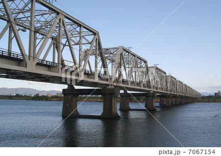 淀川橋梁 赤川鉄橋 淀川河川敷 人道橋の写真素材