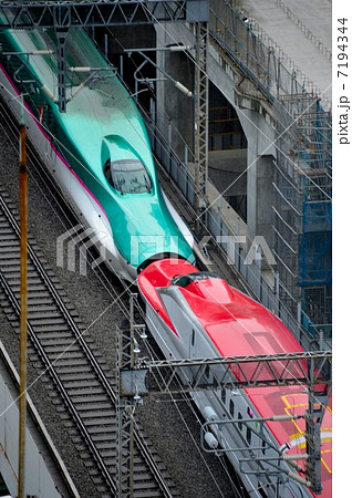 新幹線 連結 緑 赤の写真素材