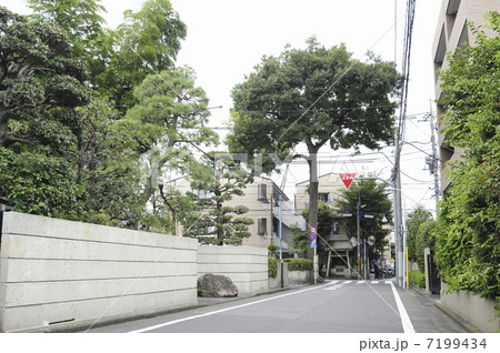 住宅街 民家 塀 住宅地の写真素材