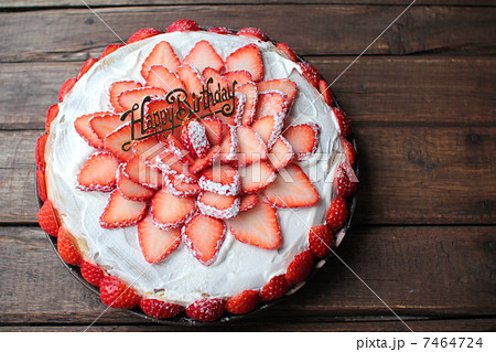 ワンホールケーキ いちごのケーキ バースデーケーキ デコレーションケーキの写真素材