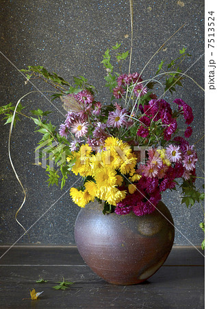 備前焼 生け花 フラワーアレンジメント 花瓶の写真素材