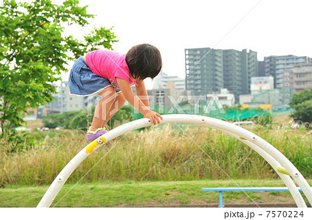 遊具 つかまる うんてい 遊びの写真素材