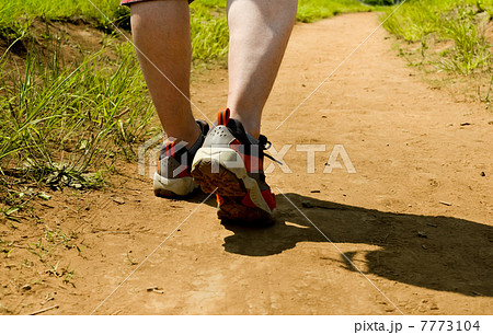 脚もと 歩く 足 日本人の写真素材