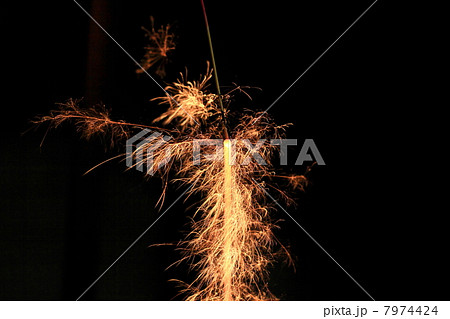 花火 線香花火 儚い 趣の写真素材