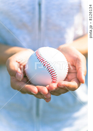 硬式ボール 手 手元 のせるの写真素材