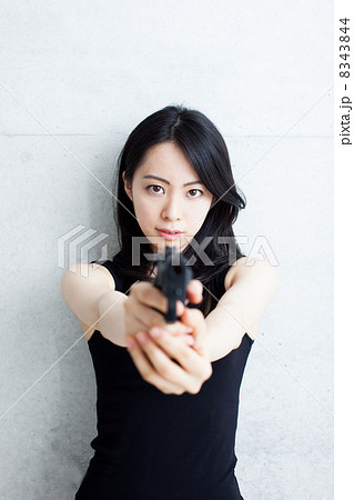 構える 女性 拳銃 セクシーの写真素材