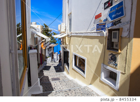 坂道 白い家 ギリシャ サントリーニ島の写真素材