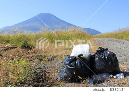 富士山 不法投棄 ゴミ問題 ゴミの写真素材