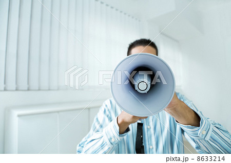 1人 正面 男 拡声器の写真素材