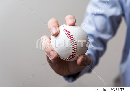 野球ボール ボール 握る 手の写真素材