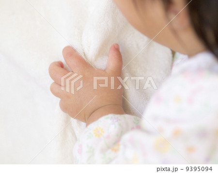 手 片手 赤ちゃん 花柄の写真素材