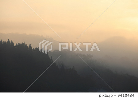 連なる山々の写真素材 - PIXTA