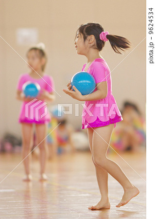 新体操 かわいい 子供 スポーツの写真素材