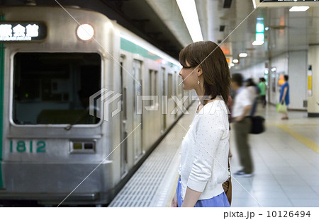 スピード 電車 ホーム 地下鉄の写真素材