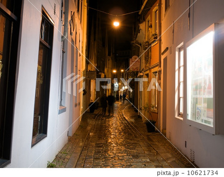 シュノーア街 雨の夜景 ドイツ観光 夜のヨーロッパの街並みの写真素材