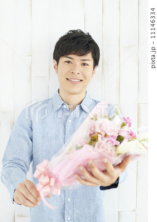 男性 花束 人物 プレゼントの写真素材