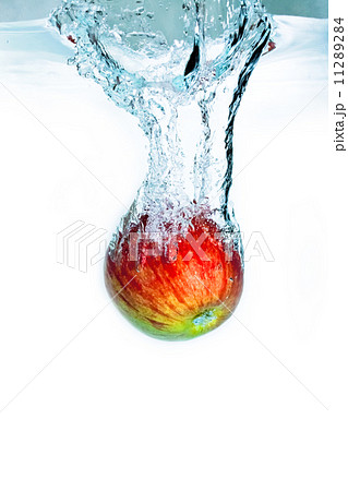 リンゴ 水中 沈む りんごの写真素材