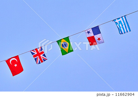 運動会 晴天 保育園 万国旗 晴れ 幼稚園 旗の写真素材