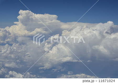 空撮 雲 青空 パソコン壁紙の写真素材 Pixta