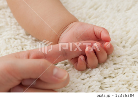手 繋ぐ 親子 片手の写真素材 手 繋ぐ 親子 片手の写真素材