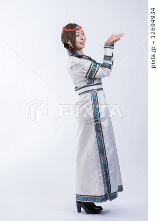民族衣装 女性 モンゴル 正装の写真素材