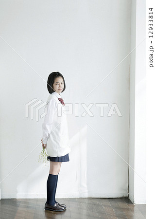 女性 10代 学生服 横向きの写真素材