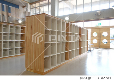下駄箱 公共施設 学校の写真素材