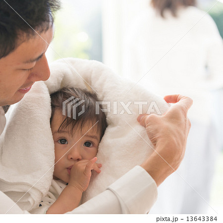 指しゃぶり 赤ちゃん バスタオル 湯上がりタオルの写真素材
