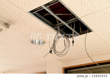 天井裏 電気工事 配線 天井の写真素材