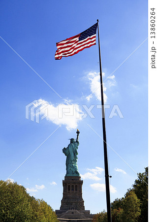 自由の女神 自由 星条旗 ニューヨークの写真素材 - PIXTA