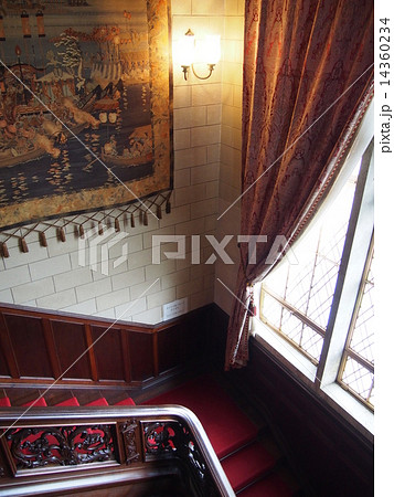 階段 廊下 豪邸 絨毯 光の写真素材