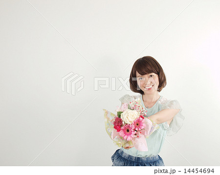 渡す 差し出す 花束 女性の写真素材