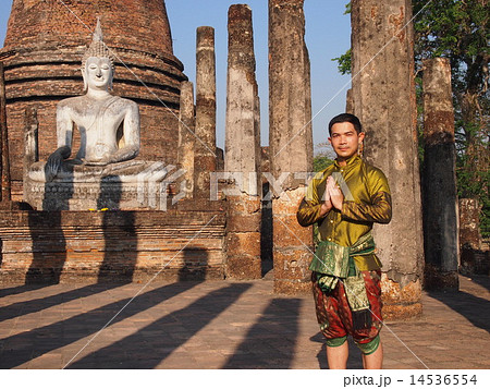 男性 タイ 民族衣装 合掌の写真素材