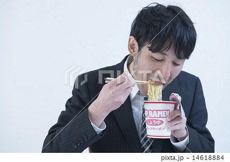 孤食 箸 1人 カップラーメンの写真素材