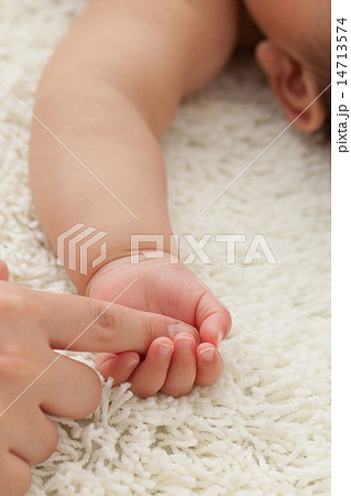 手 繋ぐ 親子 片手の写真素材 手 繋ぐ 親子 片手の写真素材