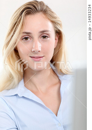 ブロンド 金髪 白人 女の写真素材