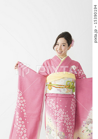 ポーズ 着物の写真素材 - PIXTA