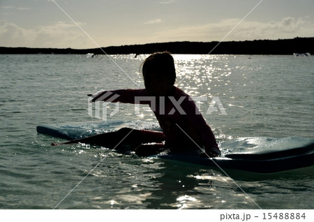 女の子 夕日 陰 逆光の写真素材