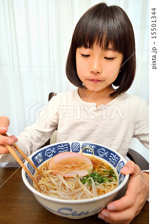 ラーメン 中華料理 女の子 食事の写真素材