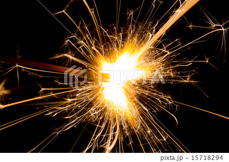 花火 火花 花火 手持ち花火 美しい 燃える 黒 遊び 和風 炎 キレイ 遊ぶ 儚い スパーク 夏イメージ 夏の風物詩 楽しい 火薬 黒バック カラフル 光 和 綺麗 真夏 夏 夜 屋外 火 きれい 光線 鮮やか 風物詩