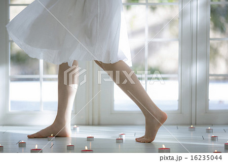 床 歩く 足 キャンドルの写真素材