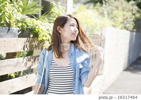 髪をいじるの写真素材