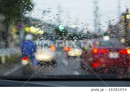 雨模様 ガラス越し フロントガラス 水玉模様の写真素材 Pixta