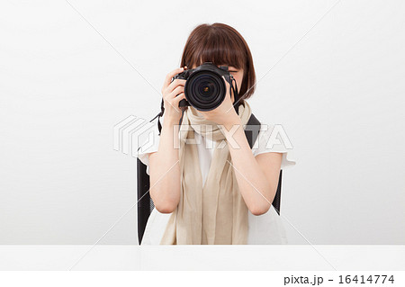 女性 覗く 構える カメラの写真素材