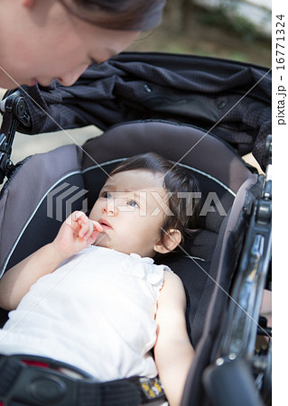 赤ちゃん ベビーカー 泣く 屋外の写真素材