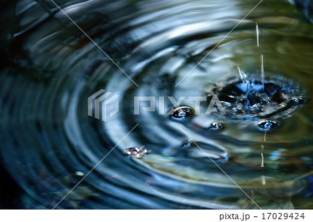 滴り落ちる 水の写真素材