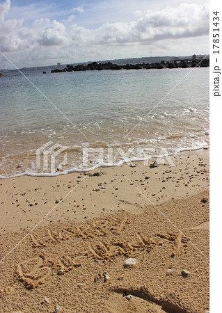 沖縄 海 誕生日 砂浜の写真素材