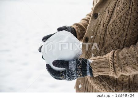 男性 雪遊び 手 丸めるの写真素材 - PIXTA