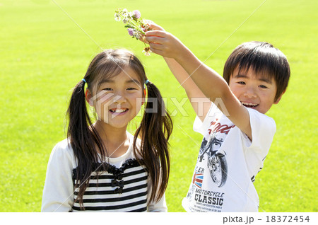女の子 男の子 花の冠 乗せるの写真素材